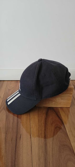 Granatowa  czapka z daszkiem regulowana adidas.