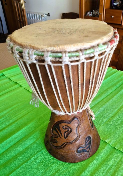 Djembé africano de madeira