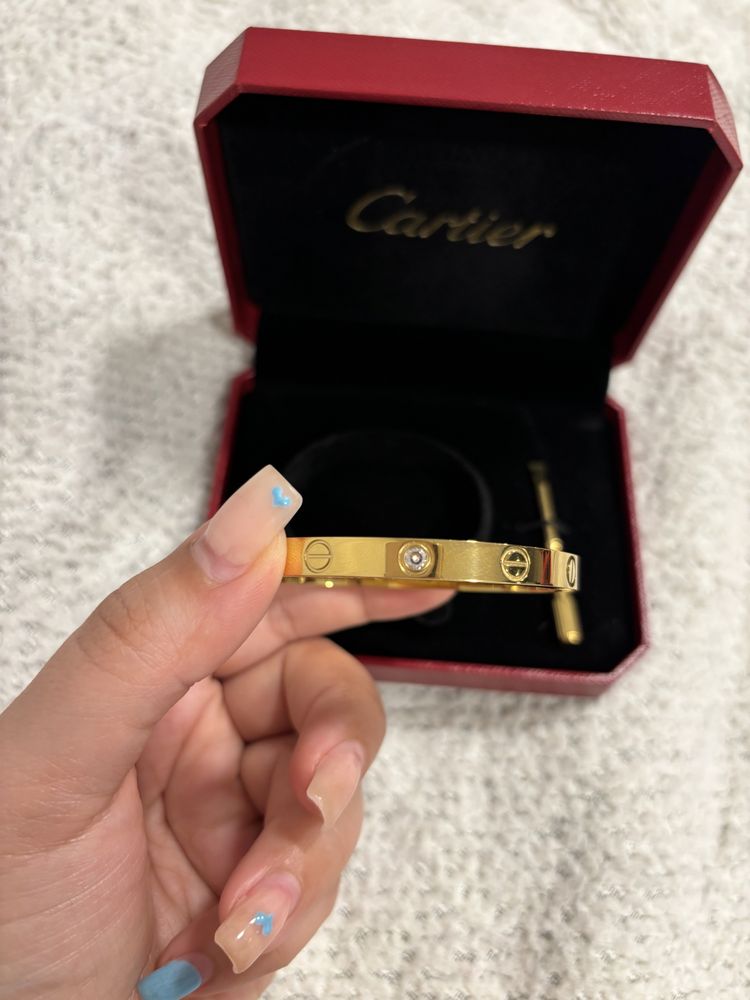 um bracelete  Cartier