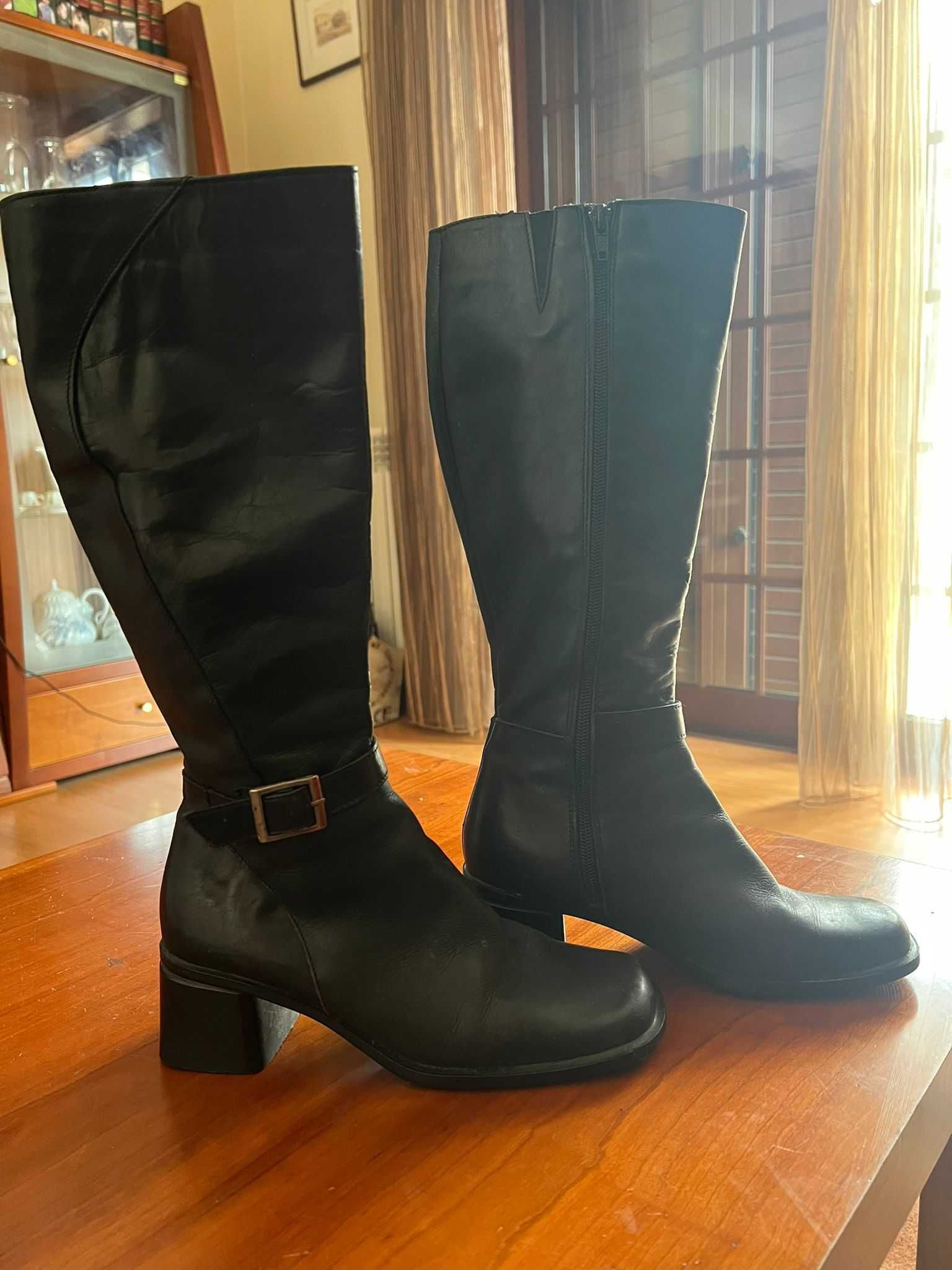 Botas pretas em pele (Tamanho: 37)