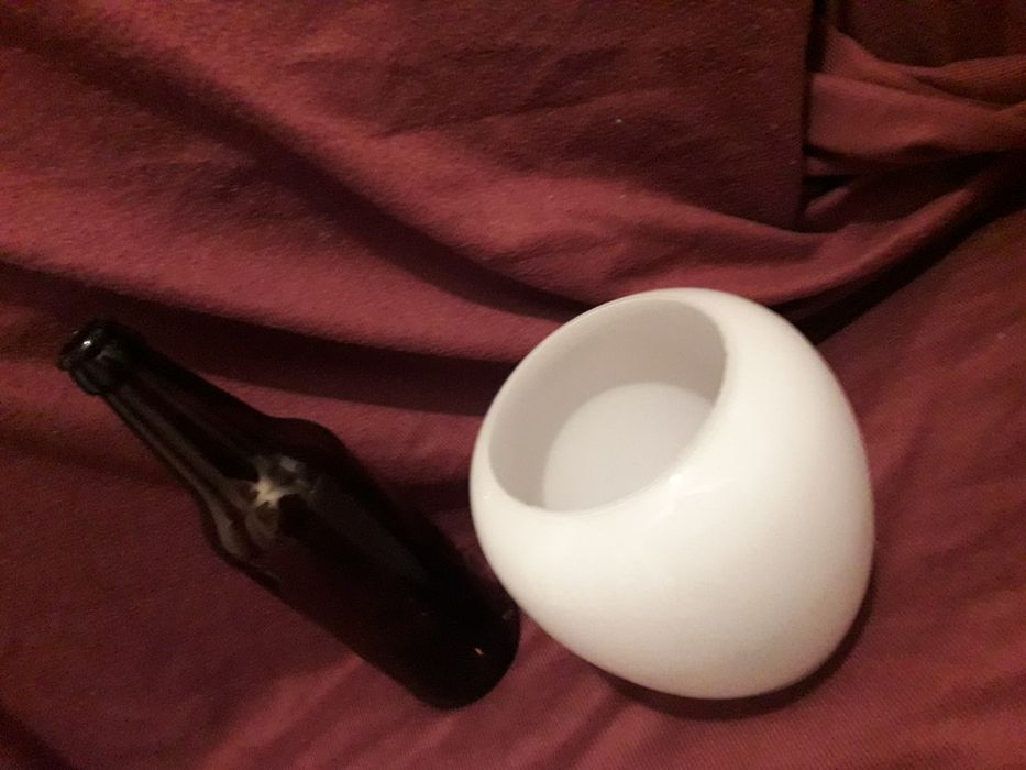 Stary biały klosz rodem z PRL