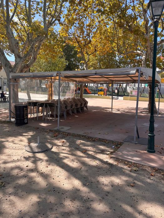 Estrutura de esplanada com lona