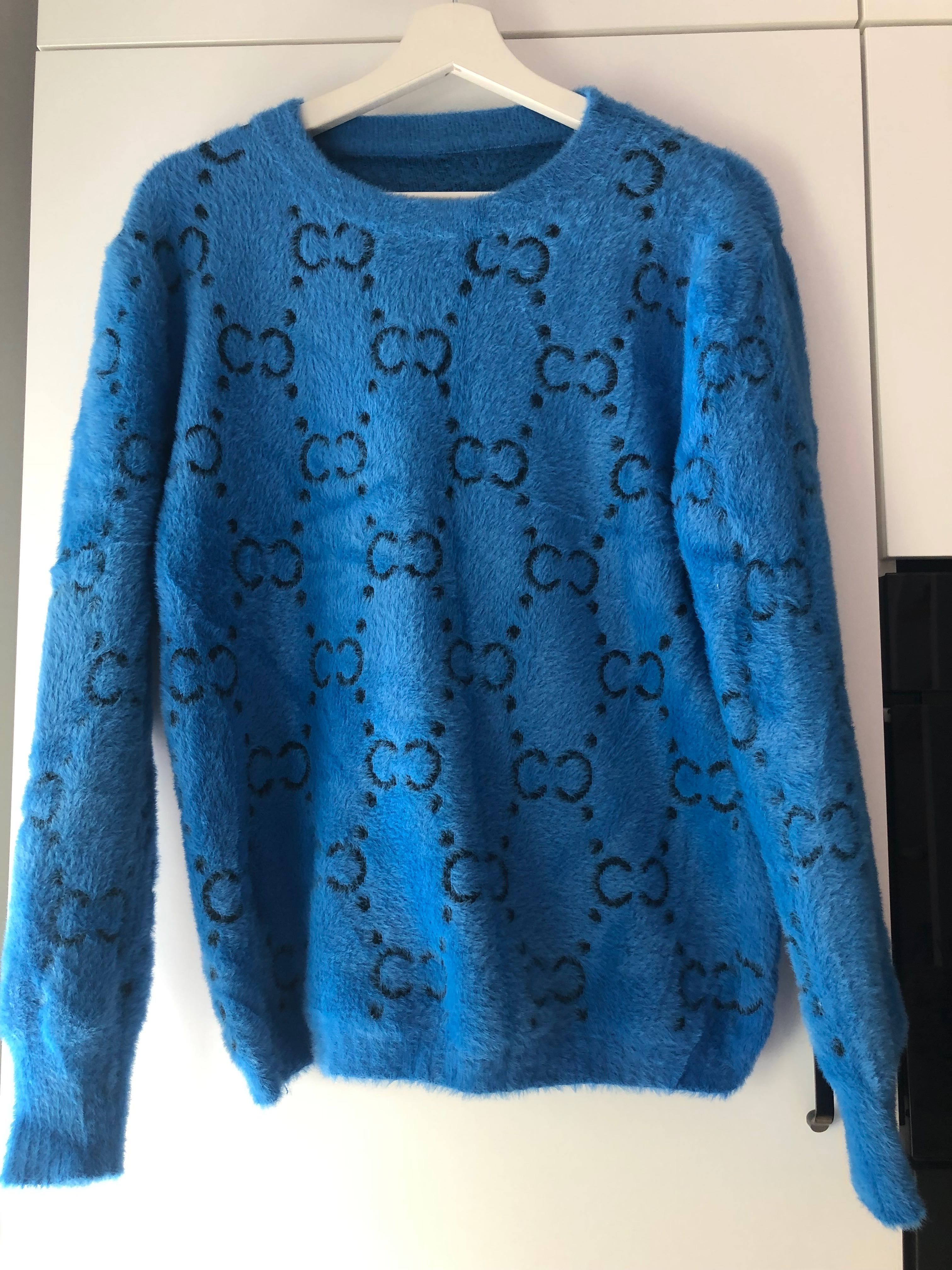 Niebieski milutki sweterek