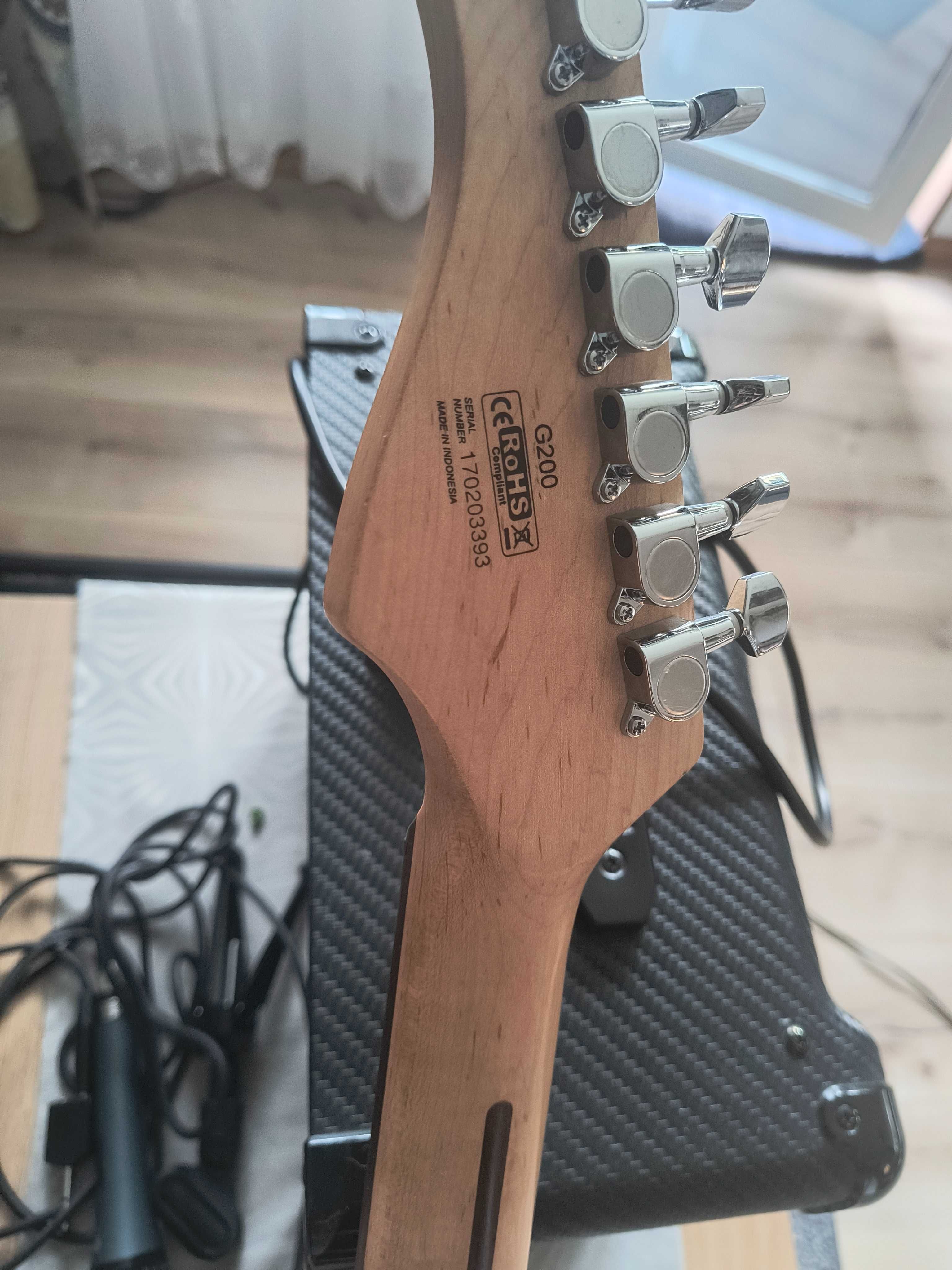 gitara elektryczna, wzmacniacz gitarowy Marshall, mikrofon, komplet