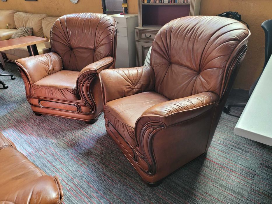 Sofás individuais em pele - Bom estado geral - Valor unitário