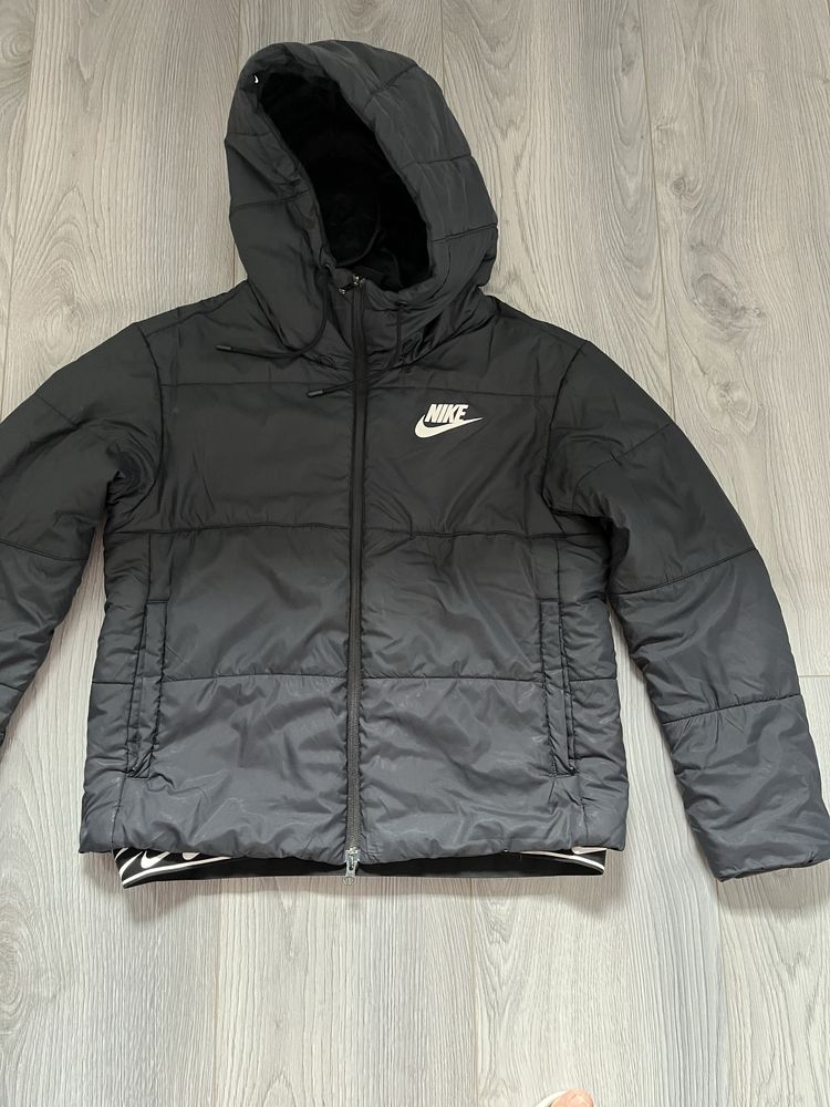 Куртка NIKE розм М жіноча