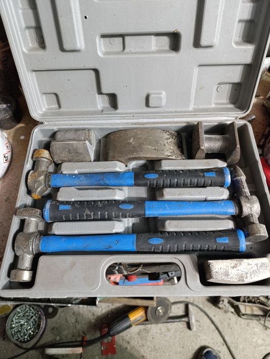 Набор для вытяжки повреждений автомобиля.