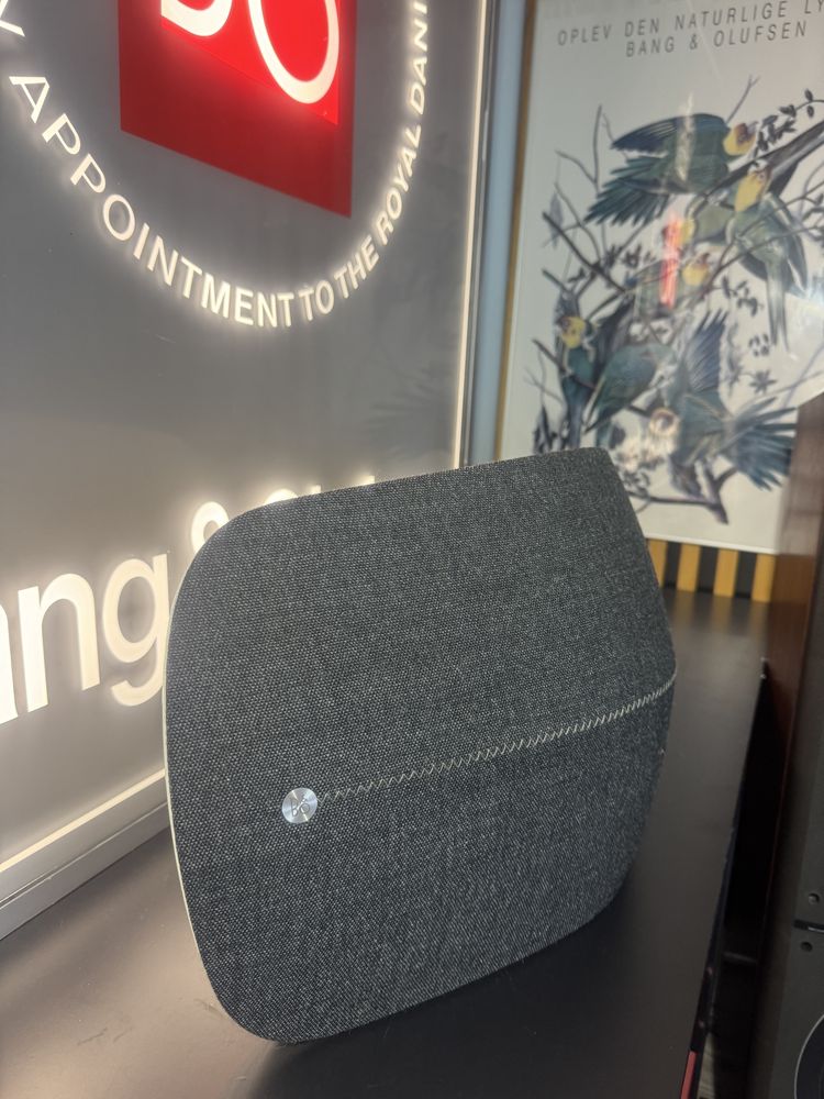 BeoPlay A-6 w czarnym kolorze wieszak ścienny