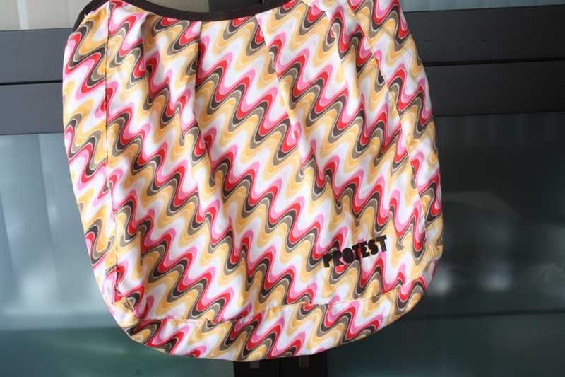 Saco com alças castanhas e motivos branco e rosa PROTEST