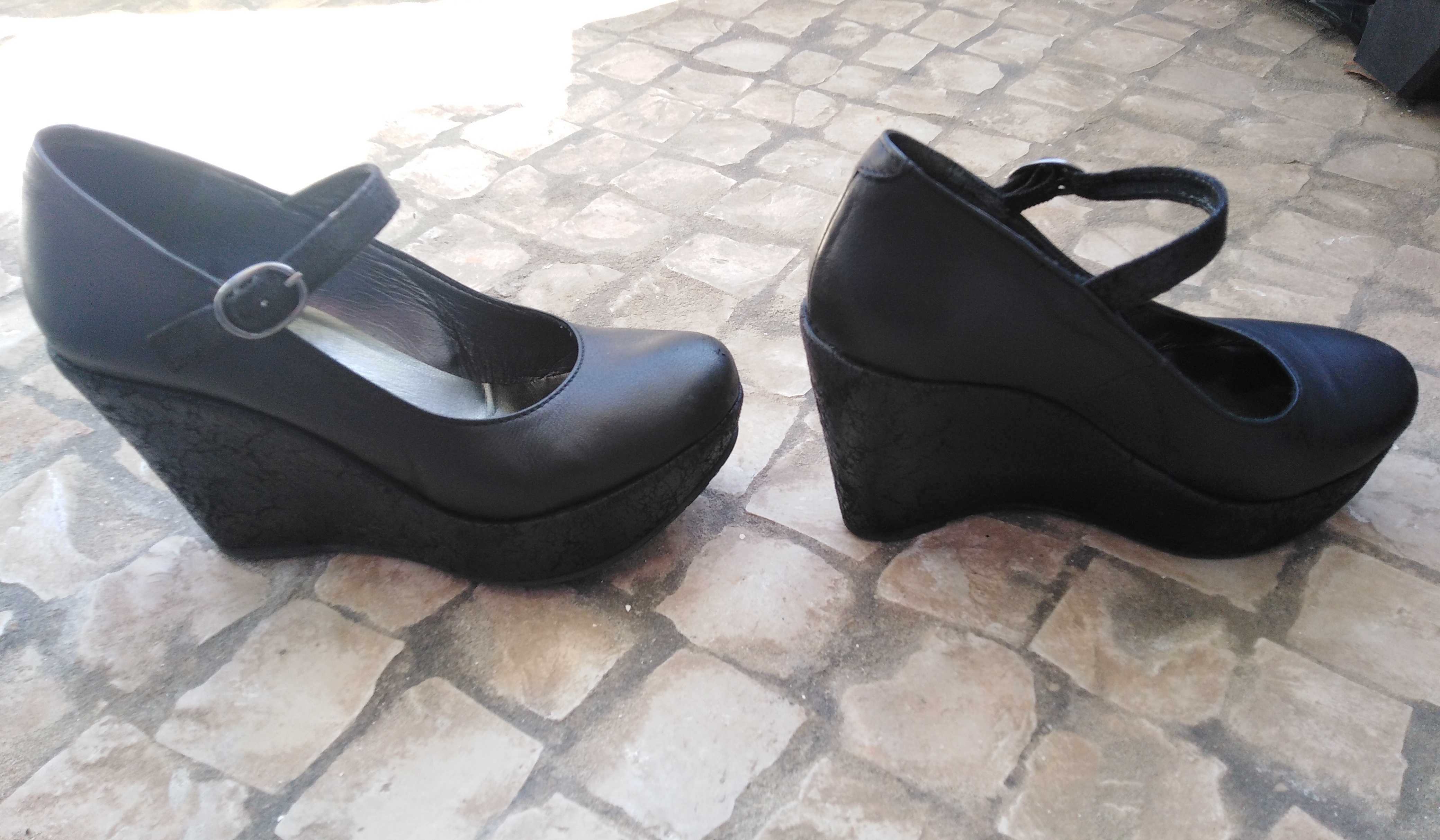 Sapatos pretos inteiramente em pele com salto cunha como novos