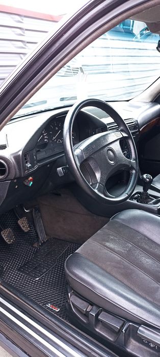 Автомобіль BMW на повному ходу!