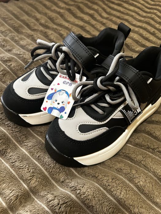 Кросівки НОВІ розмір 31 стелька 20,3 см приблизно