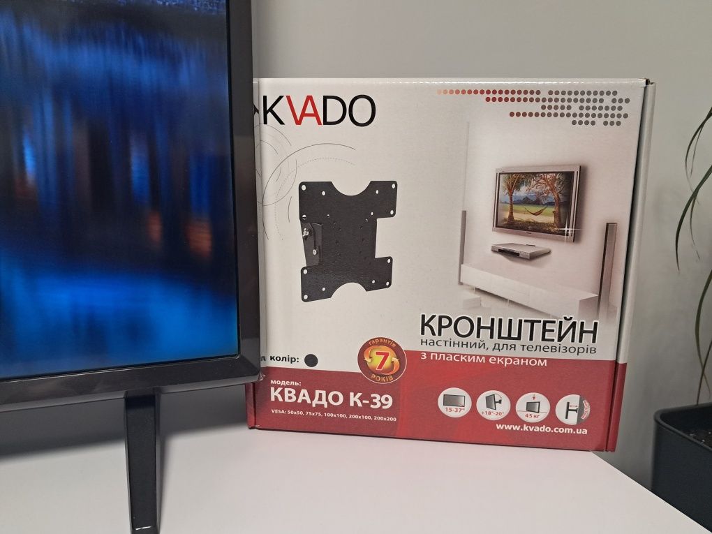 Телевізор LG 43 з кронштейном.
