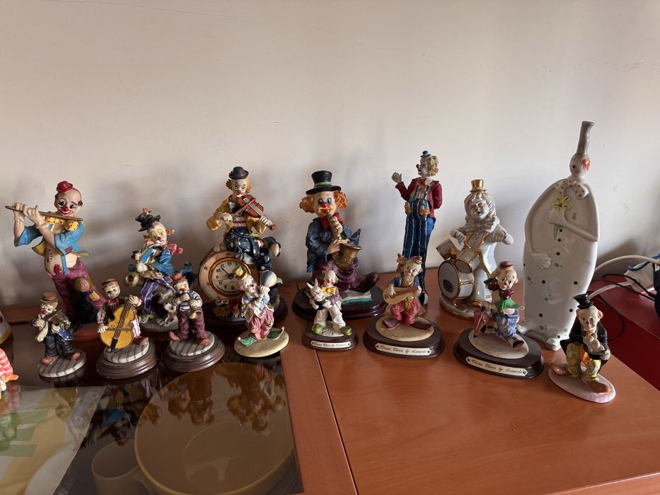 Coleção de estátuas de palhaço