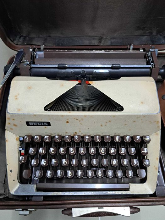 [Vintage] Máquina de escrever | REGIS