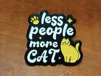 Przypinka, pin, do plecaka, na ubrania Less people more cat