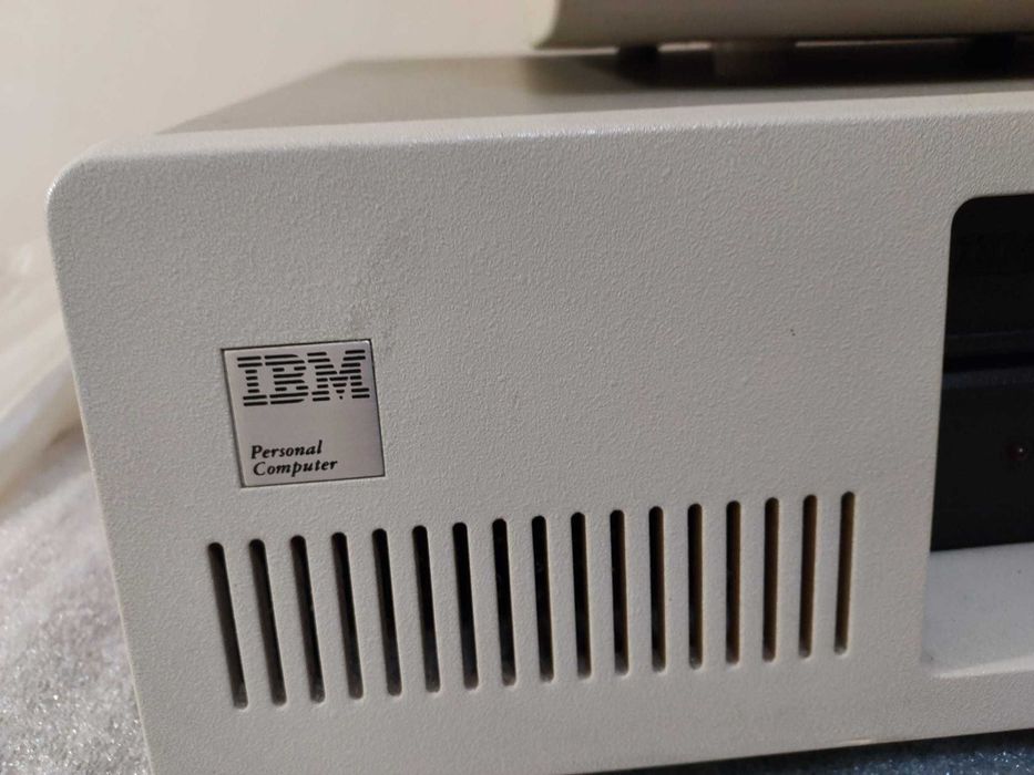 Computador  IBM 5160 com monitor IBM 5151