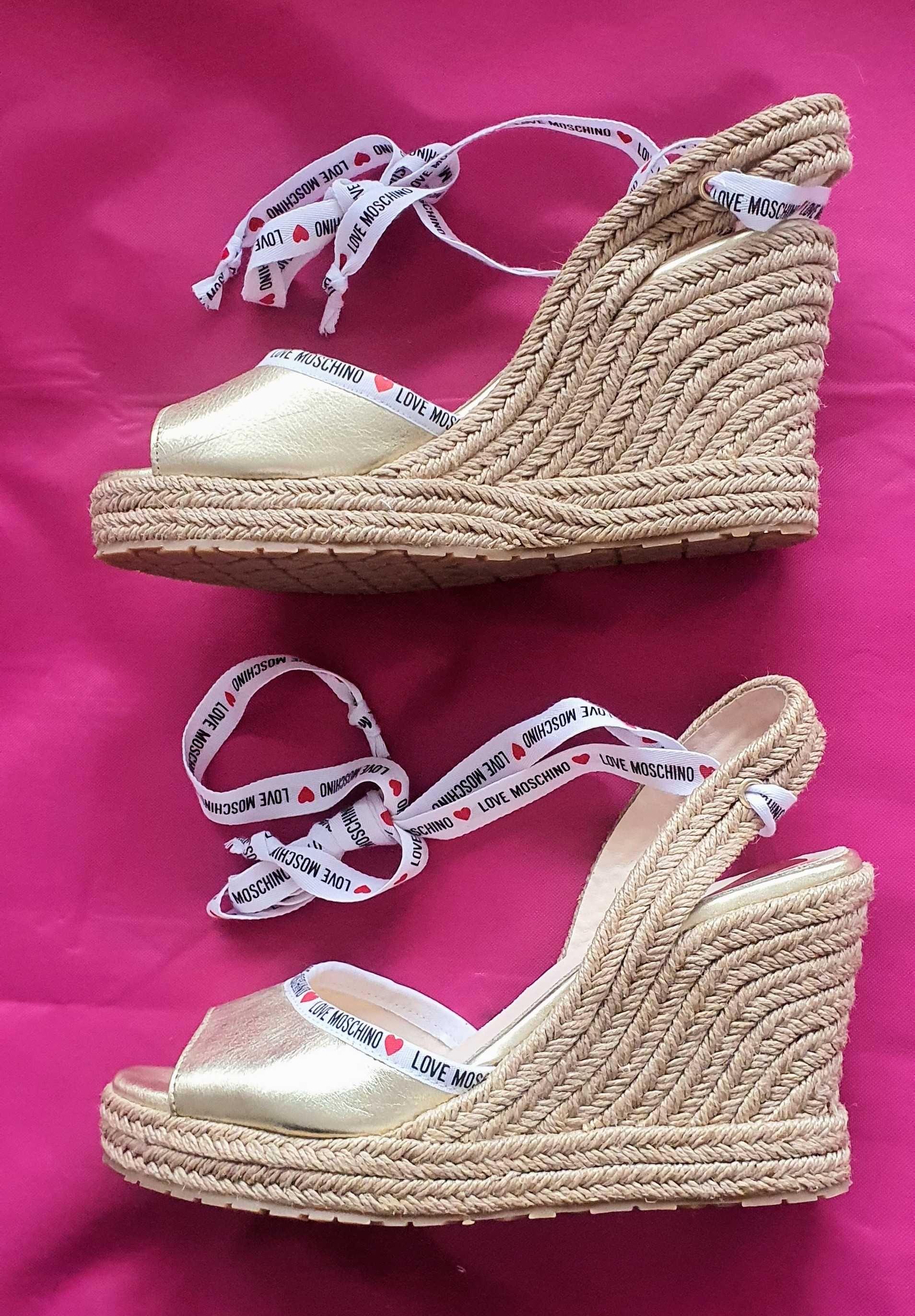 Love Moschino złote sandały espadryle koturny wstążki skóra gold
