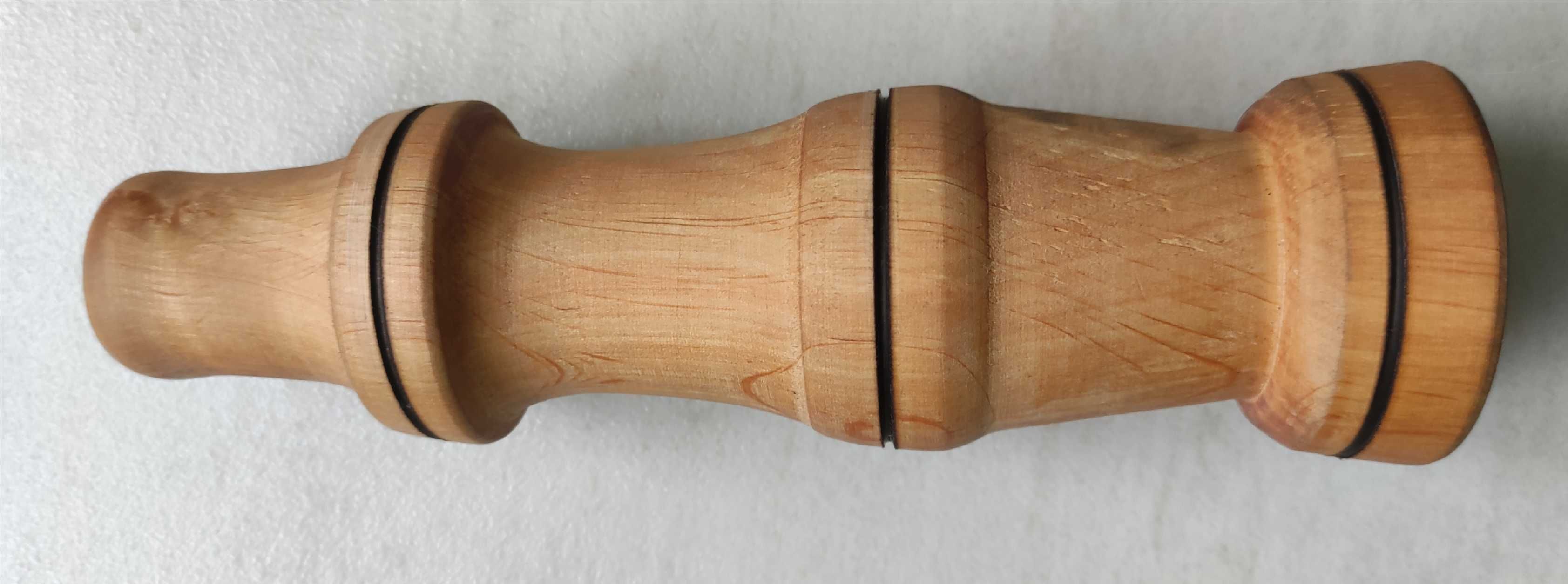 Świecznik wykonany z drewna olchowego - wysokość 21,5 cm