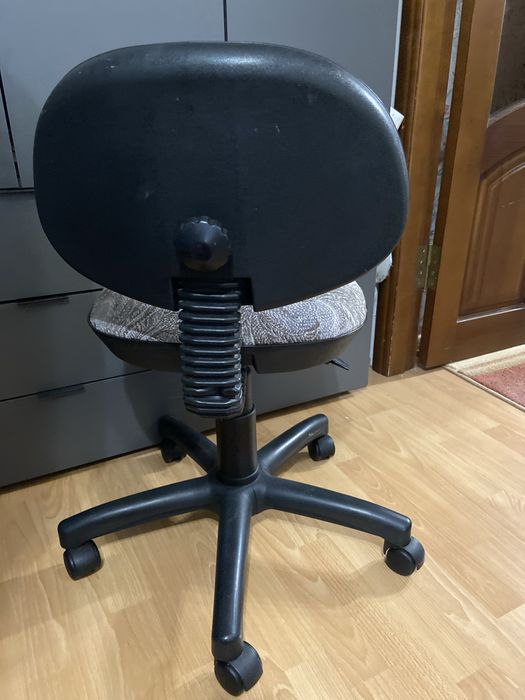 Стілець робочий офісний