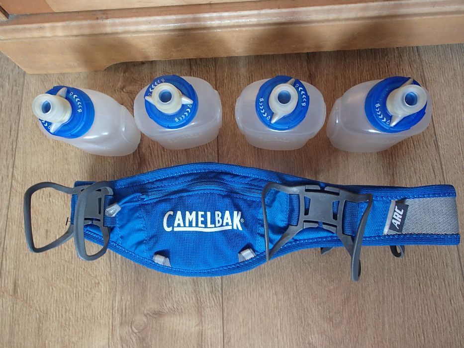 Pas biodrowy z bidonami camelbak.