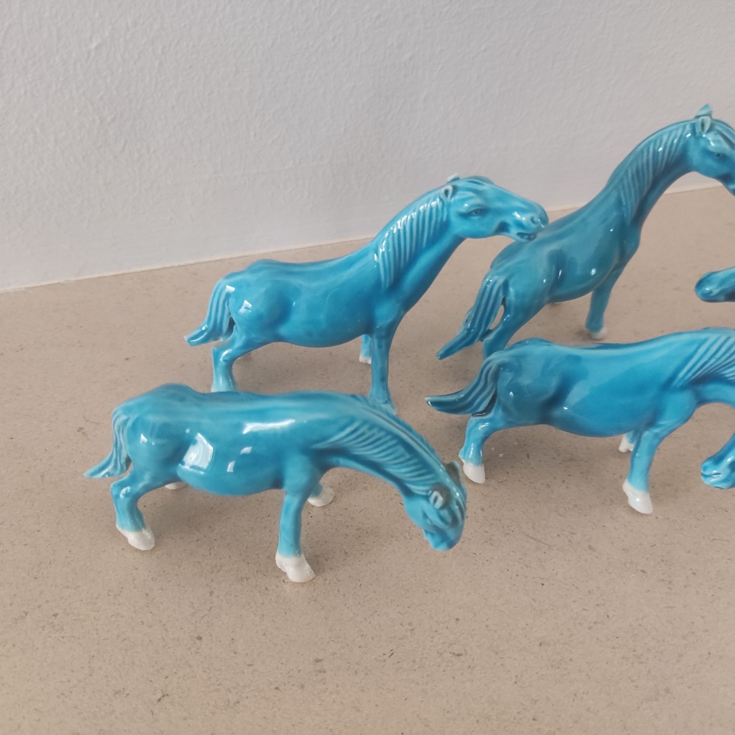 Conjunto de 5 figuras de cavalo - porcelana Jingdezhen, China