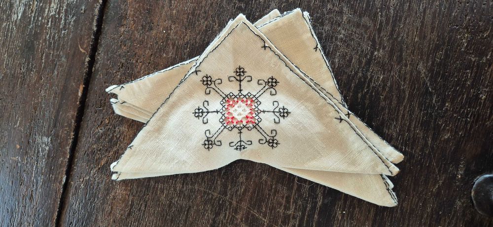 zestaw 6 uroczych francuskich haftowanych lnianych serwetek boho antyk