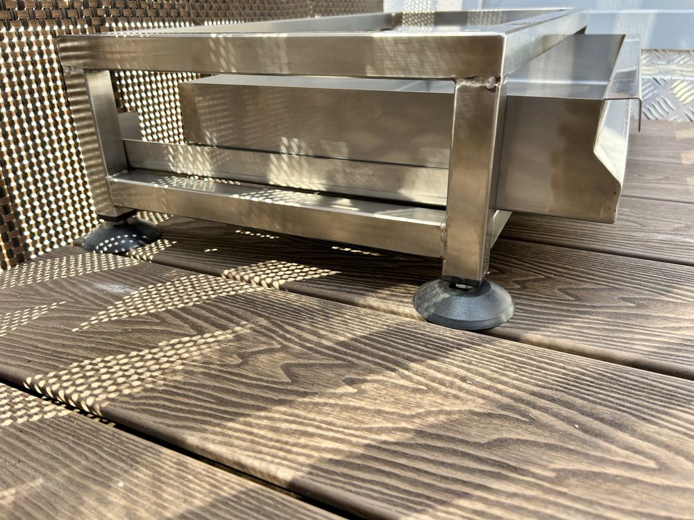 Stojak pod klimatyzacje z pojemnikiem na kondensat
