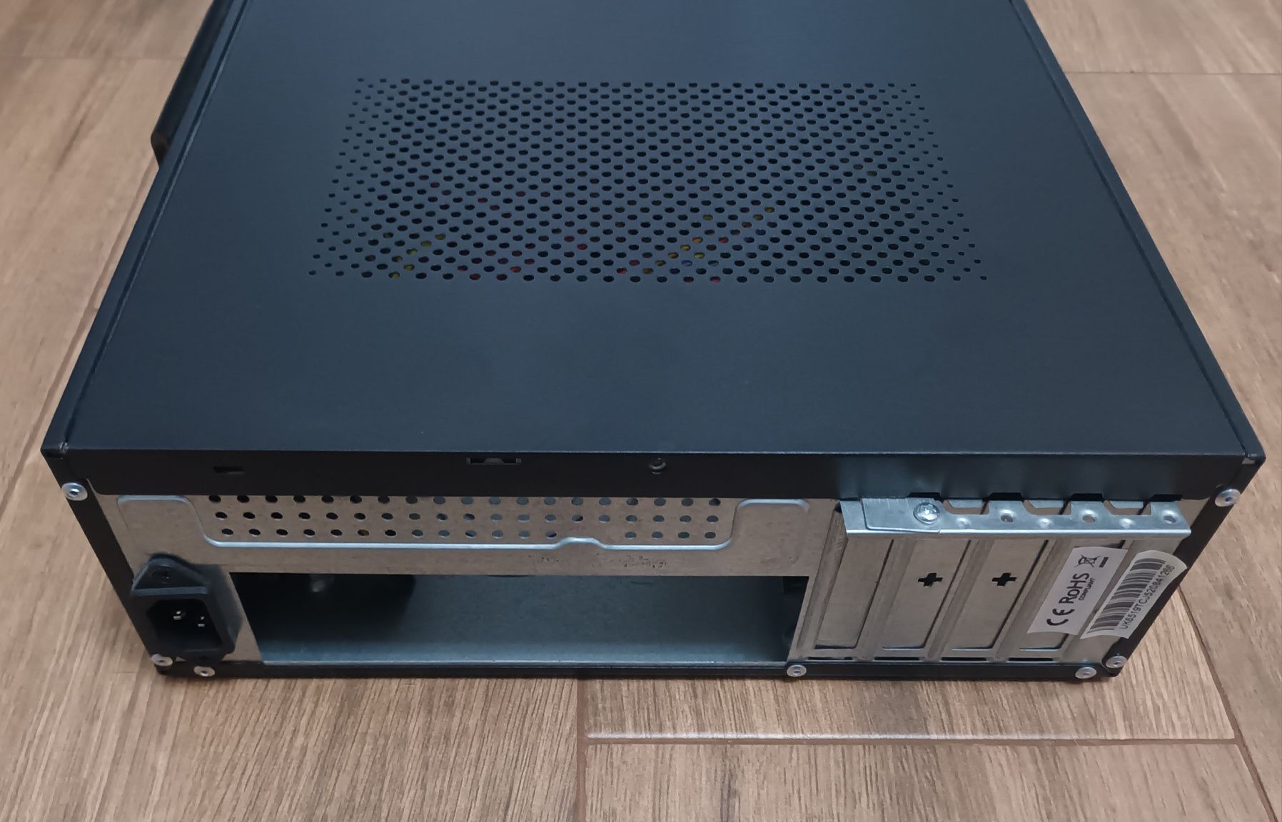 Caixa UNIKA SFF para micro ATX ou ITX com fonte alimentação 450 Watts