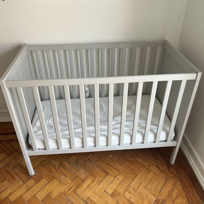 Berço SUNDVIK cinza + colchão