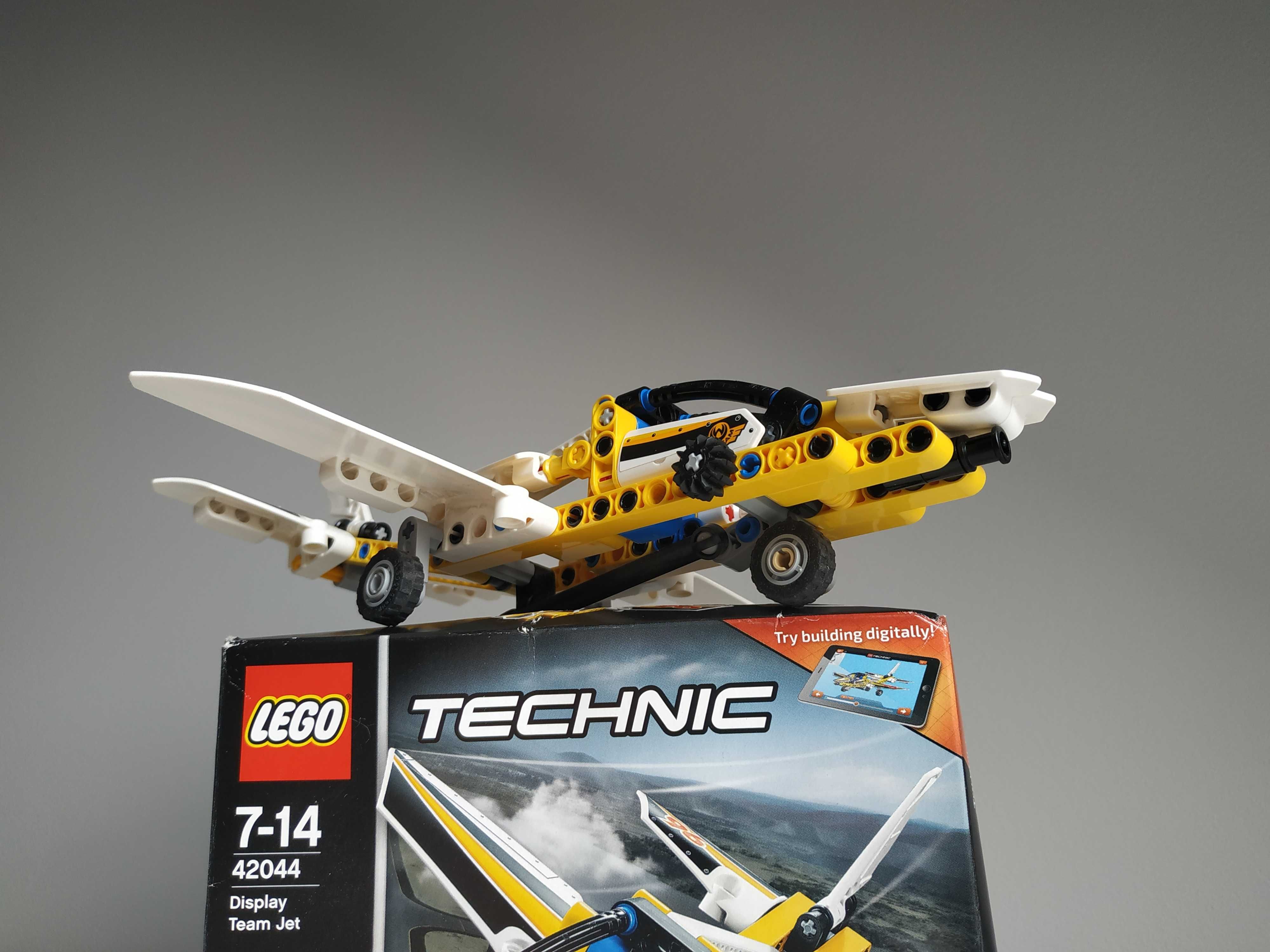 Klocki LEGO 42044 Technic samolot Display Team Jet