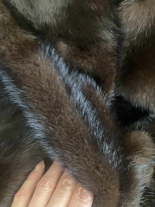 стильна та елегантна норкова шуба з капюшоном поперечна коричнева