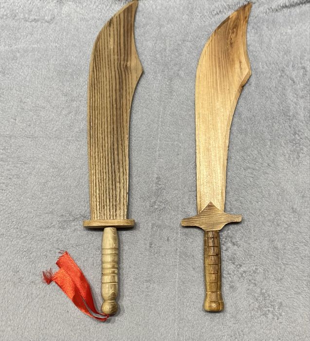 Іграшкові деревʼяні шаблі