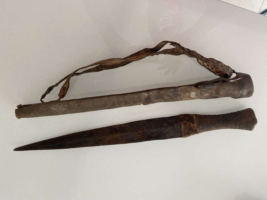 Antiguidade - Faca africana muito antiga e bainha em pele