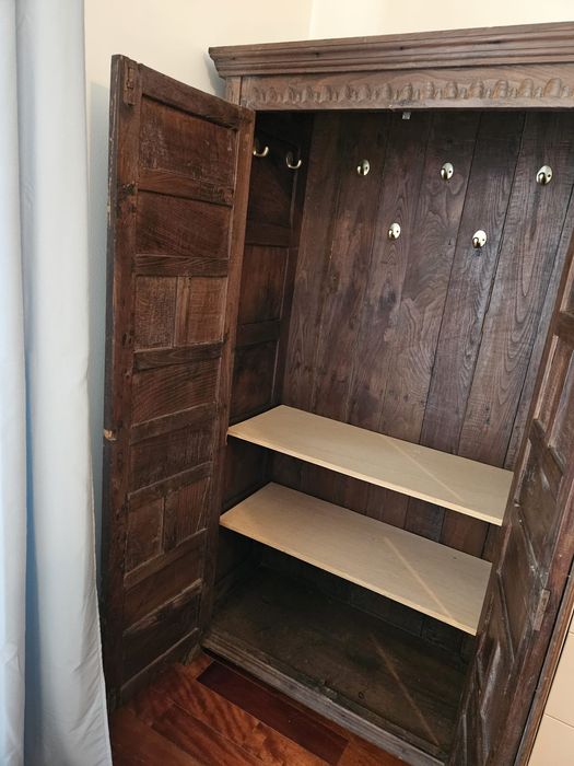 Armário / Roupeiro em Madeira
