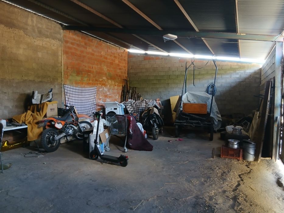 Terreno com pavilhão com 200 metros quadrados e mais anexos