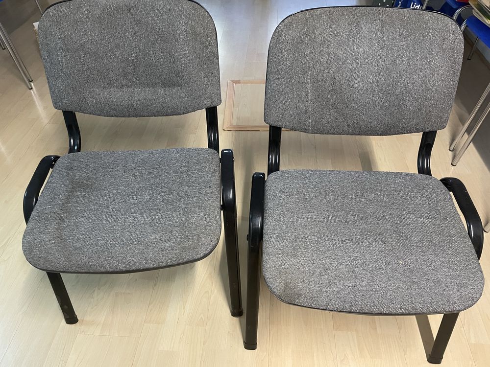 Duas cadeiras em material resistente e muito confortáveis.