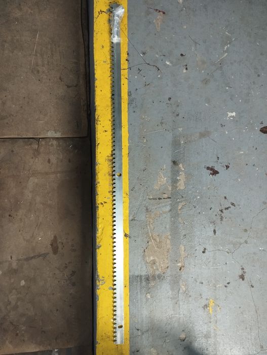 Зубчаста рейка відкатні ворота