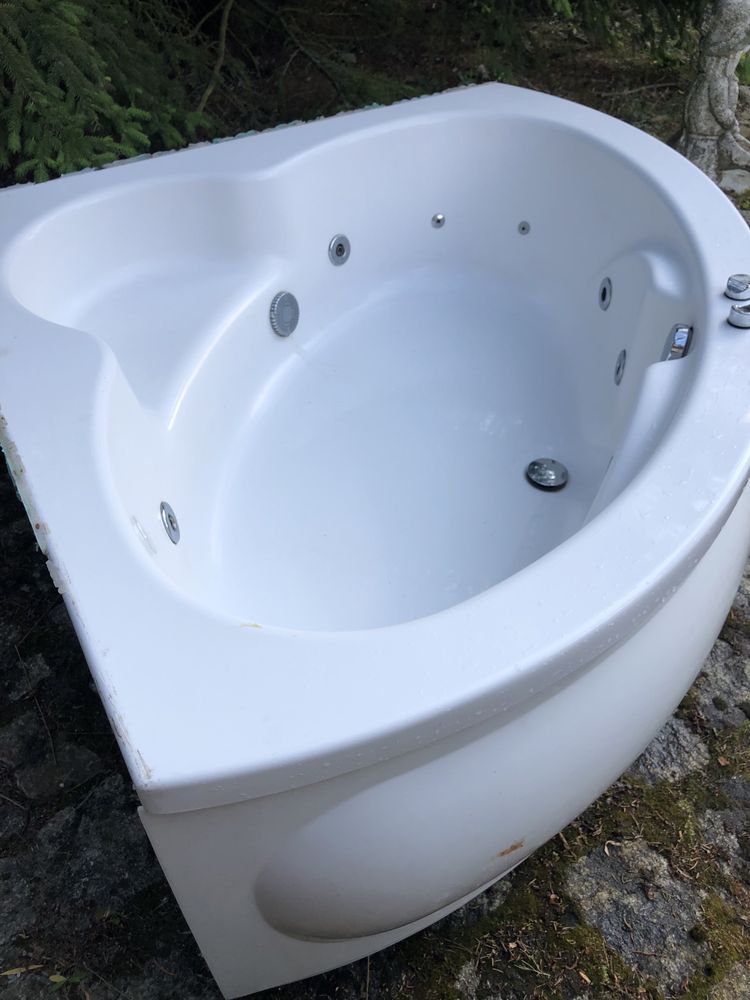 Wanna  narożna z hydromasażem .Możliwy dowóz.
