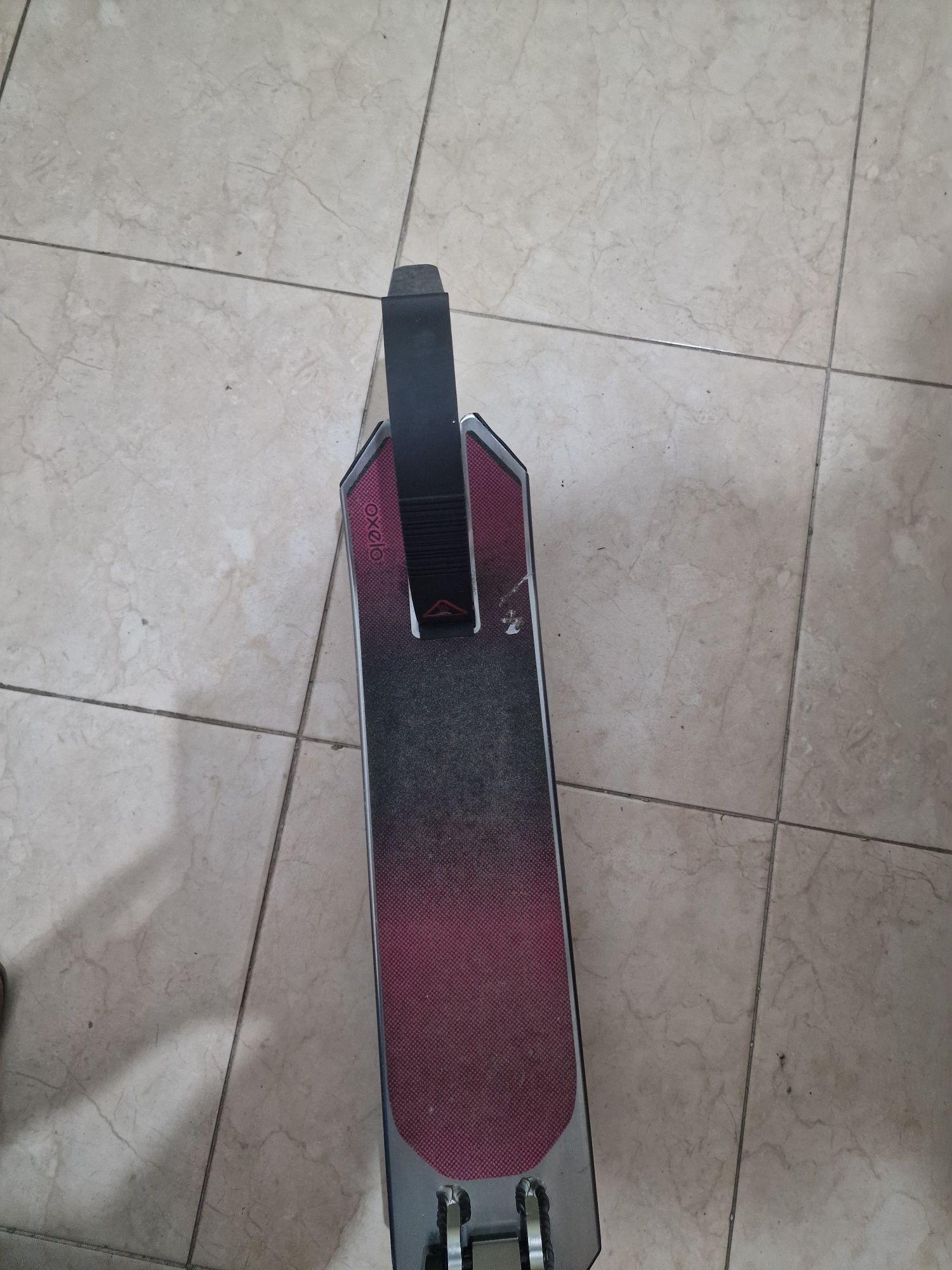 Trotinete rosa e cinzenta com altura regulável