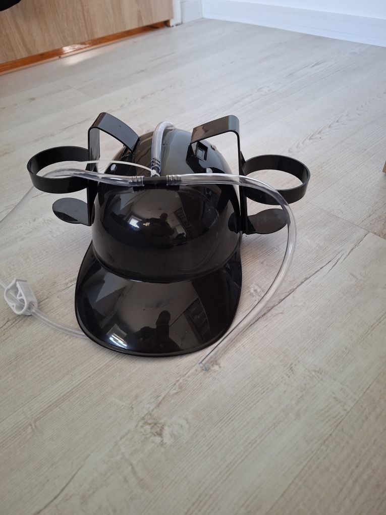 Czarny kask na napoje