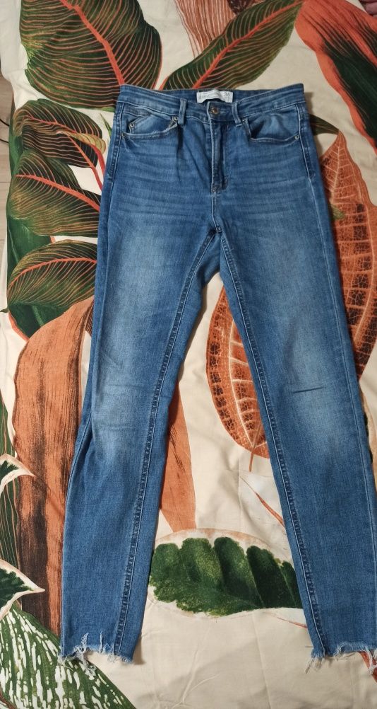 Spodnie jeansowe Stradivarius