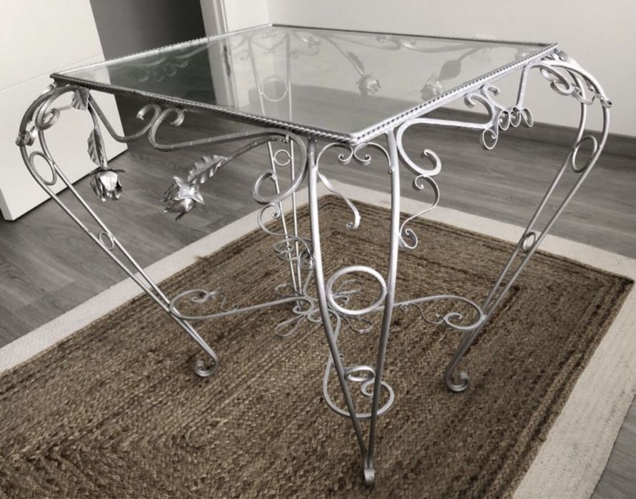 Mesa de ferro e vidro