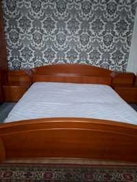 Спальня, ліжко з прикраватними тумбочками, шкаф, комод