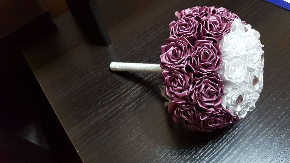 Unikatowy bukiet biały z różowo-fioletowymi różami