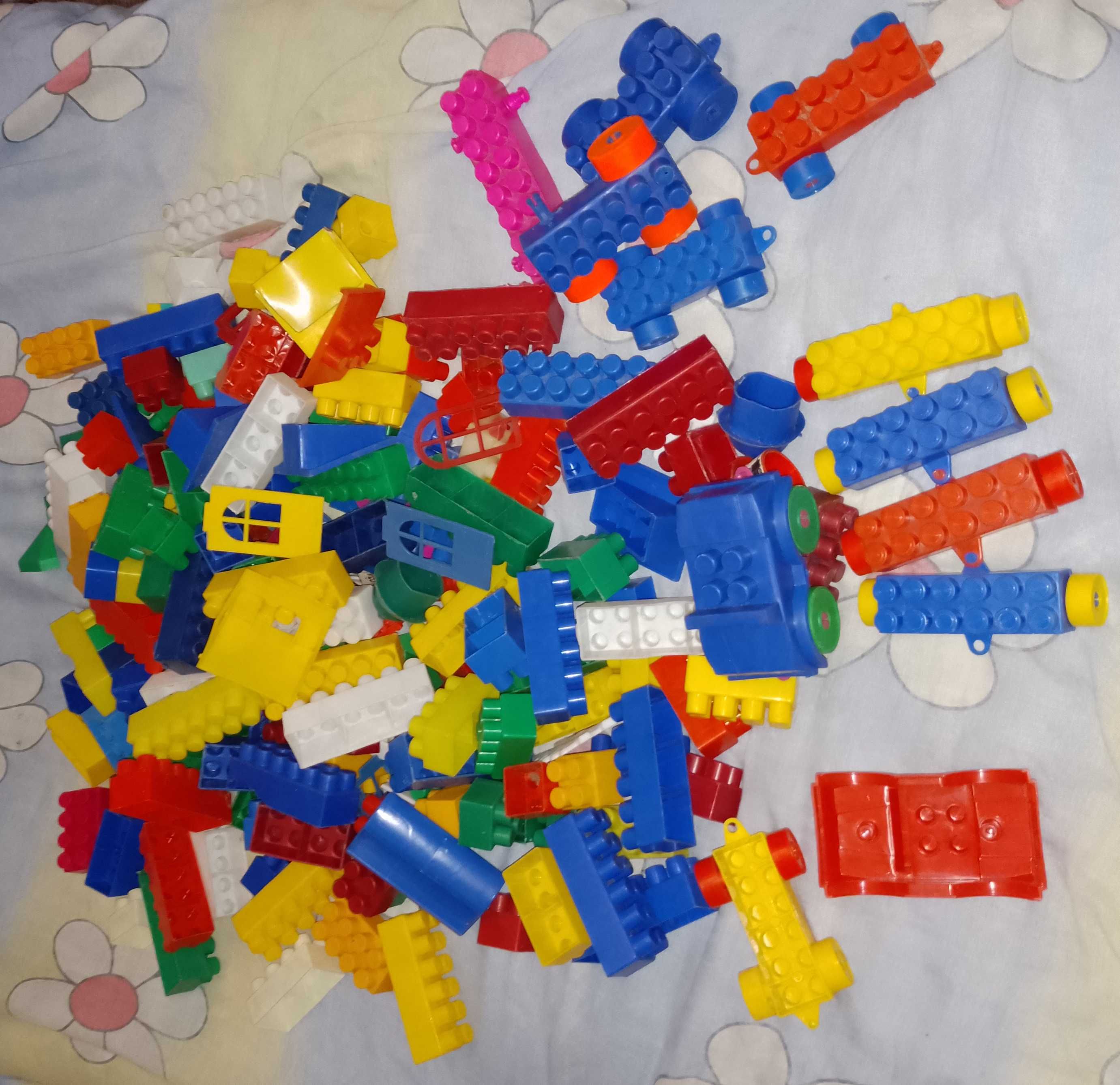 Детский конструктор и игрушки/конструктор Лего.