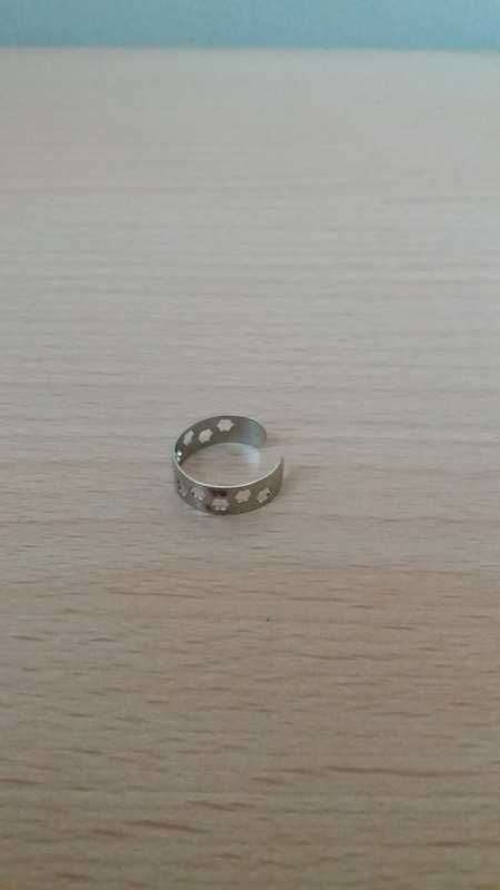 Nausznica pierścionek metalowy srebrny kolor nowy