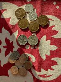 Monety z prywatnej kolekcji o nominałach 50 groszy 10 groszy i 5 złoty