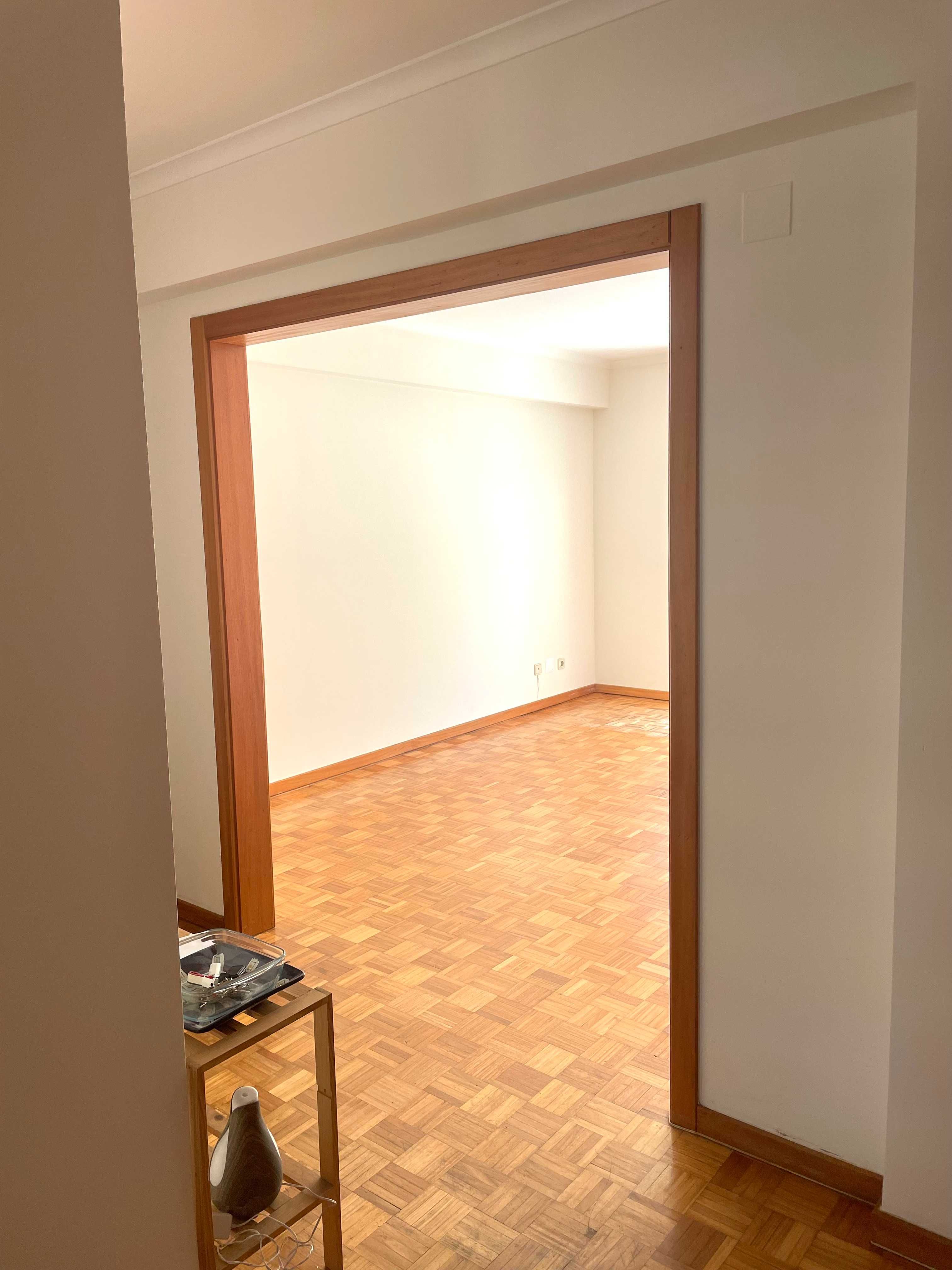 Apartamento T3 Renovado com Varanda e Garagem – Telheiras, Lisboa