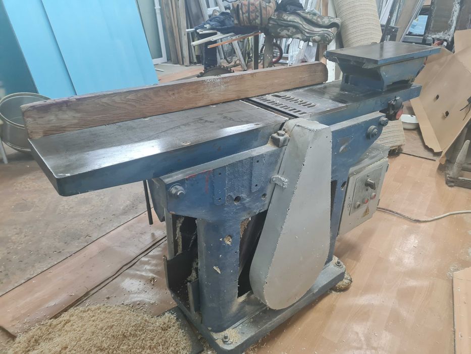 Станок деревообрабатывающий в отличном рабочем состоянии.